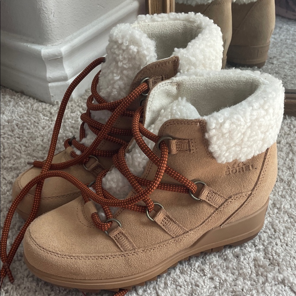 Sorel lace up wedge bootie with faux fur size 6 EUC